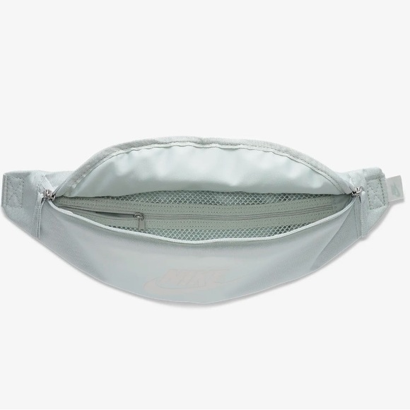 NWT light silver Nike Heritage Waistpack (3L) - Picture 2 of 6